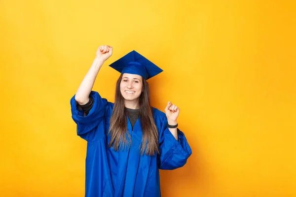 若い女性は勝利と新しい仕事を祝っています 黄色の背景に勝者のジェスチャーを作ります — ストック写真