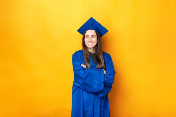 Sebevědomá Mladá Žena Sobě Maturitní Župan Rukama Přes Žluté Pozadí — Stock fotografie