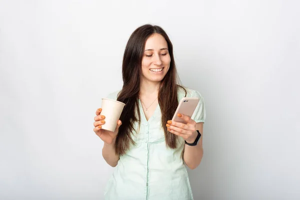 Mujer Sonriente Está Enviando Mensajes Texto Teléfono Mientras Disfruta Tomar — Foto de Stock