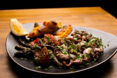 Izgara ahtapotlu güzel tabağın fotoğrafı..