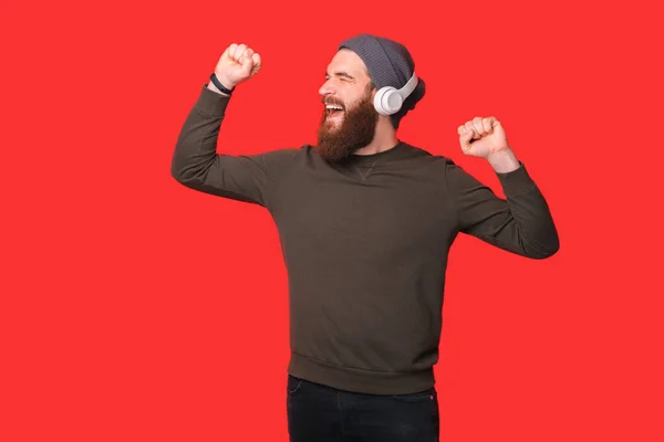 Feliz Hombre Hipster Barbudo Alegre Escuchando Música Los Auriculares Bailando —  Fotos de Stock