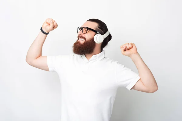 Relajado Joven Está Bailando Mientras Escucha Música Través Auriculares Sobre —  Fotos de Stock