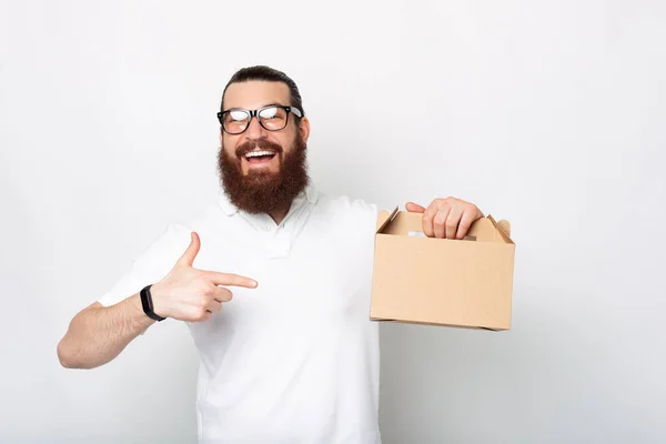 Aufgeregt Deutet Ein Bärtiger Mann Mit Brille Auf Eine Brotdose — Stockfoto