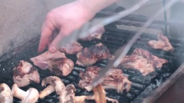Barbekü yapan adamın yakın çekim görüntüleri, taze ev yapımı barbekü.