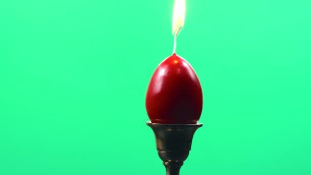 Filmación de la luz de la vela en forma de huevo de Pascua relámpago — Vídeos de Stock