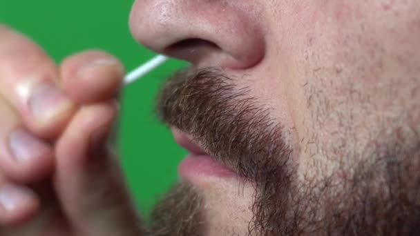 Gros plan de l'homme faisant un test covid du nez — Video