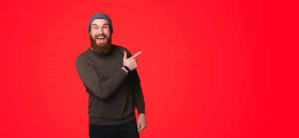 Een Opgewonden Jonge Man Met Een Baard Terwijl Hij Naar — Stockfoto