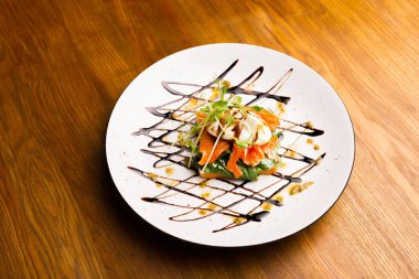 Lezzetli bir somon sandviçli tabağın yan görüntüsü.