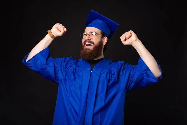 Fantastisk Ung Student Man Firar Och Bär Blå Ungkarl — Stockfoto