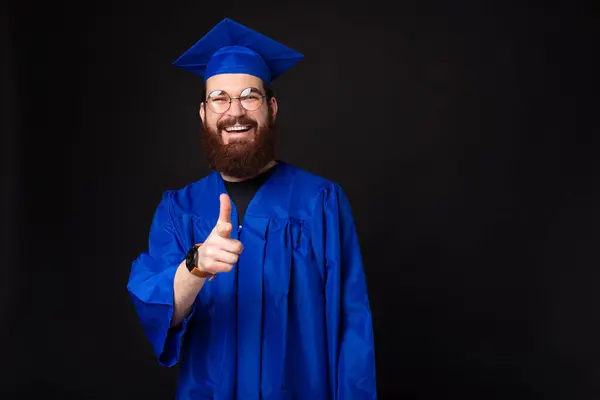 Šťastný Student Muž Mládenec Ukazuje Fotoaparát — Stock fotografie