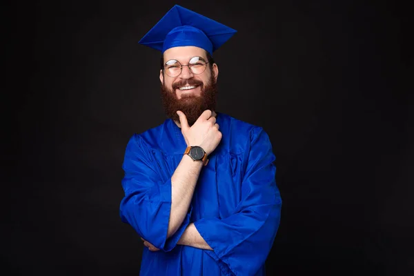 Portrét Usmívajícího Mladého Vousatého Studenta Bakalářském — Stock fotografie