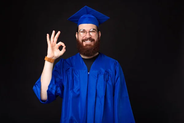 Šťastný Mladý Student Bakalář Stojící Nad Černým Pozadím Ukazující Gesto — Stock fotografie