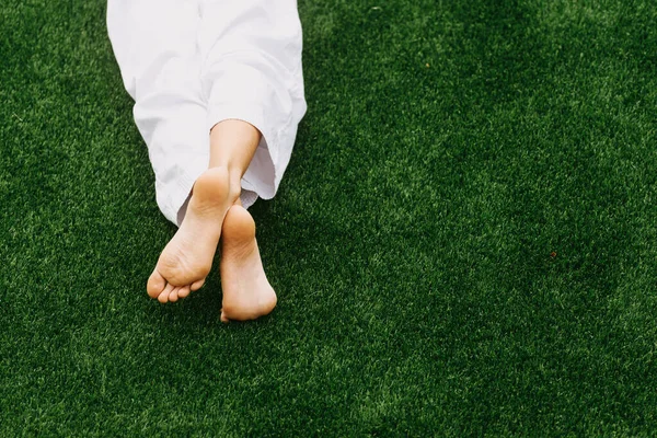 Foto Uomo Sportivo Seduto Sull Erba Con Piedi Concetto Sport — Foto Stock