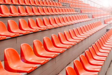 Stadyumdaki boş turuncu sandalyelerin fotoğrafı, tecrit konsepti..