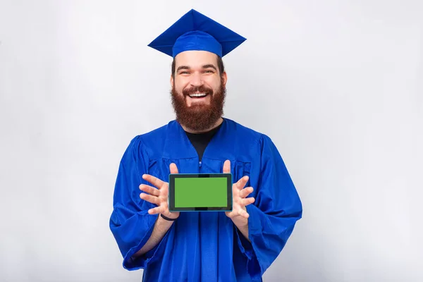 Jovem Barbudo Graduando Estudante Sexo Masculino Está Segurando Tablet Com — Fotografia de Stock