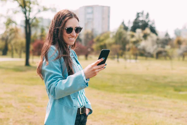 Foto Mujer Joven Casual Usando Teléfono Inteligente Aire Libre Parque — Foto de Stock