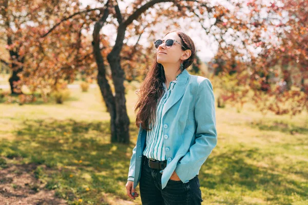 Retrato Una Hermosa Mujer Joven Posición Informal Aire Libre Parque — Foto de Stock