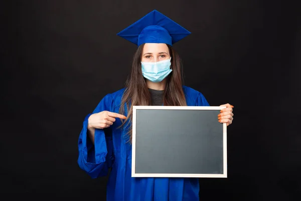 Fotografie Mladé Ženy Maskou Ukazující Prázdnou Tabuli — Stock fotografie