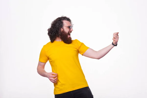 Foto Van Bebaarde Man Geel Shirt Playin Onzichtbare Gitaar — Stockfoto