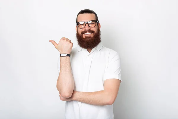 Foto Homem Alegre Com Barba Vestindo Óculos Apontando Para Copyspace — Fotografia de Stock