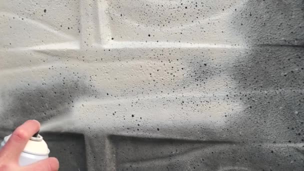 Close-up beelden van de mens spuiten muur met witte kleur — Stockvideo