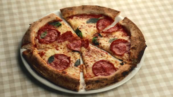 Закрыть кадры, где люди вручную берут ломтики пиццы, концепцию вечеринки — стоковое видео