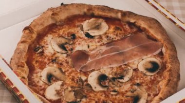 İtalyan şefin rendelenmiş peynirli parmesan ve prosciutto eklerken ki görüntülerini kapat.