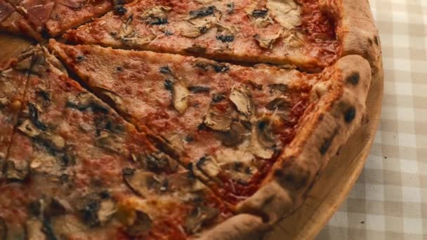 Közelkép panning felvételek friss sült olasz pizza — Stock videók