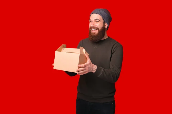 Zdjęcie Uśmiechniętego Młodzieńca Brodą Trzymającego Pudełko Lunch — Zdjęcie stockowe