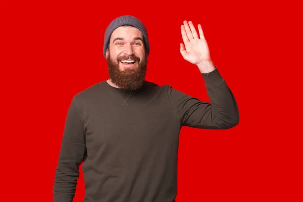 Jovem Alegre Homem Feliz Com Barba Fazendo Olá Gesto — Fotografia de Stock