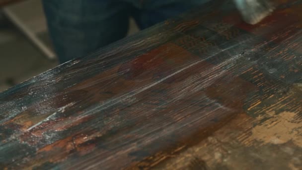 Záběry mistra restaurování starého dřevěného nábytku a malby — Stock video