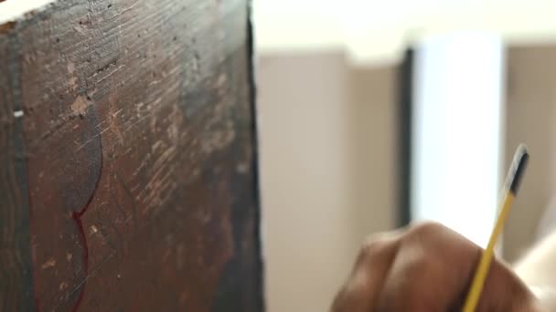 마스터 남자 그림을 닫고 오래 된 가구를 수리하는 장면을 클로즈업 — 비디오