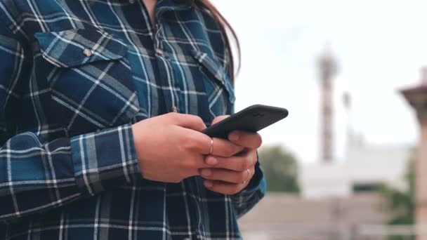 Nahaufnahme von Frau beim Tippen auf Smartphone im Freien — Stockvideo