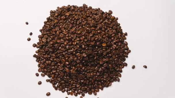 커피를 점점 더 많이 볶는 많은 커피 원두의 모습을 정지하라 — 비디오