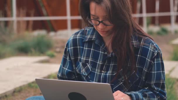 Närbild bilder av ung kvinna som använder laptop utomhus — Stockvideo