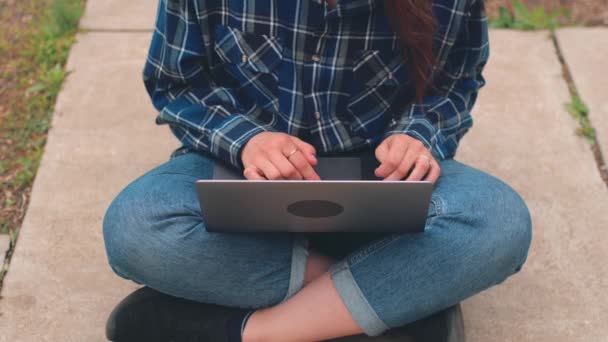 Nahaufnahme einer jungen Frau mit Laptop im Freien — Stockvideo