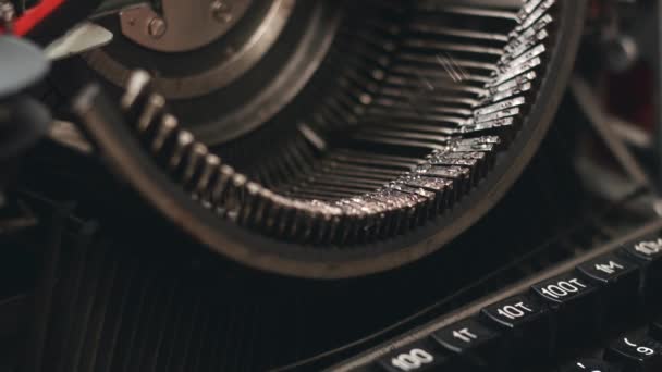 Крупним планом кадри старої друкарської машини, антикварний друкарський верстат — стокове відео