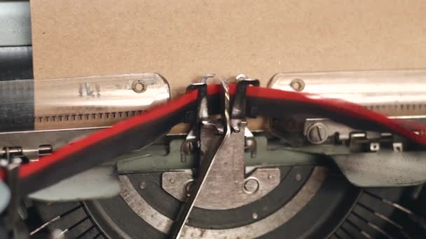 Close up video di macchina da scrivere vintage macchina da caffè tempo parole — Video Stock