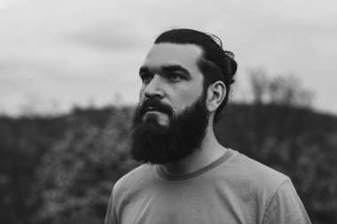 Sakallı hippi adamın siyah beyaz portresi..