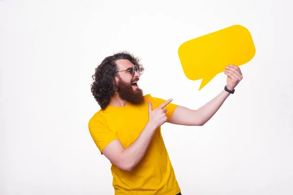 Erstaunlich Fröhlicher Junger Mann Mit Lockigem Haar Zeigt Auf Leere — Stockfoto