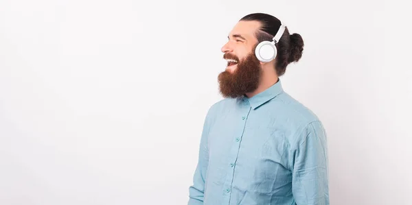 Portrait Jeune Homme Souriant Riant Décontracté Barbe Écoutant Musique Des — Photo