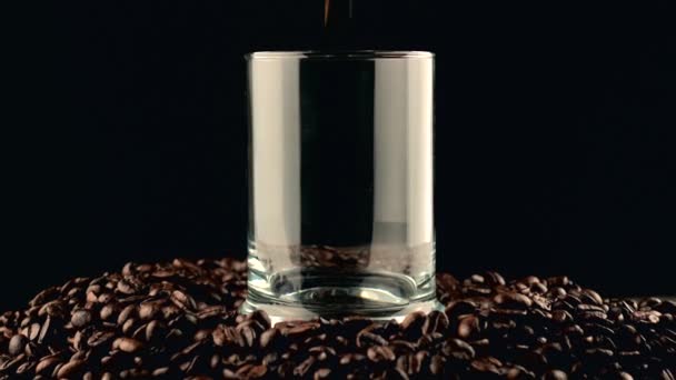 Close-up imagens de derramar cola em vidro sobre grãos de café fundo — Vídeo de Stock