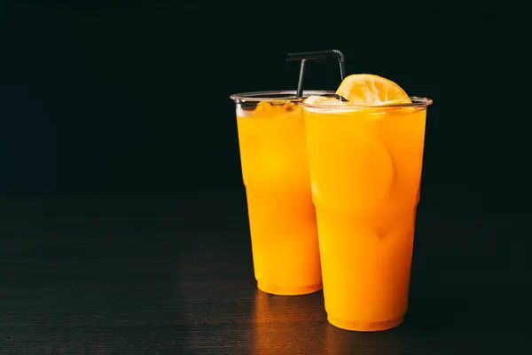 Foto Von Zwei Orangen Limonaden Auf Dunklem Tisch Vor Schwarzem — Stockfoto