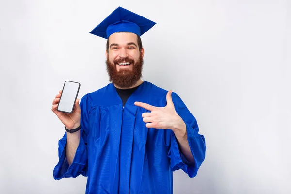 Glada Skäggig Student Man Blått Ungkarl Pekar Smartphone — Stockfoto