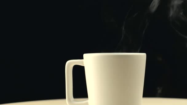 Close up filmato di tazza di caffè con vapore su sfondo scuro — Video Stock