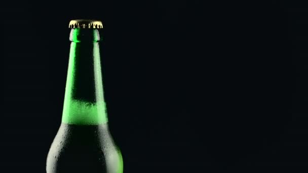 Imagens de perto de garrafa de cerveja rotativa e efeito zoom — Vídeo de Stock