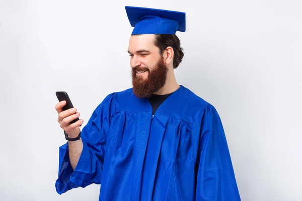 Fotografie Mladého Muže Vousy Modrém Starém Mládenci Pomocí Smartphone Přes — Stock fotografie