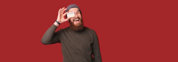 Foto Von Fröhlichen Bärtigen Hipster Mann Mit Debitkarte Über Den — Stockfoto