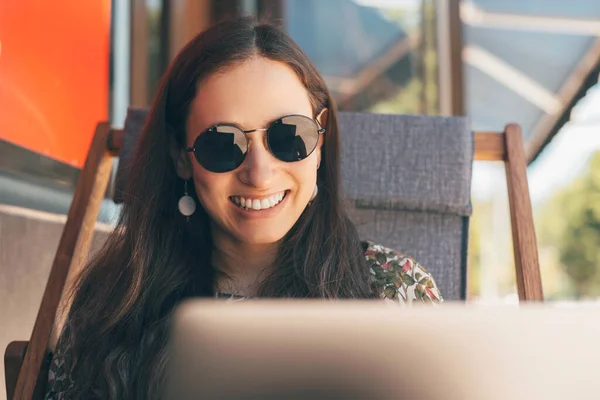 Kafede Oturmuş Dizüstü Bilgisayar Kullanan Gülümseyen Genç Bir Kadının Portresini — Stok fotoğraf