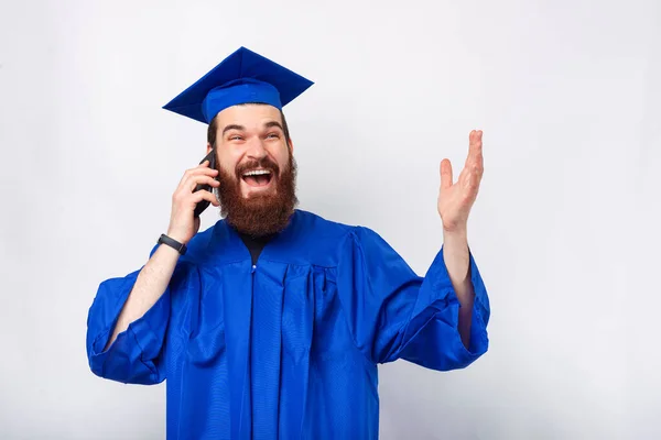 Foto Estudiante Sorprendido Hombre Bata Azul Soltero Hablando Teléfono Inteligente —  Fotos de Stock